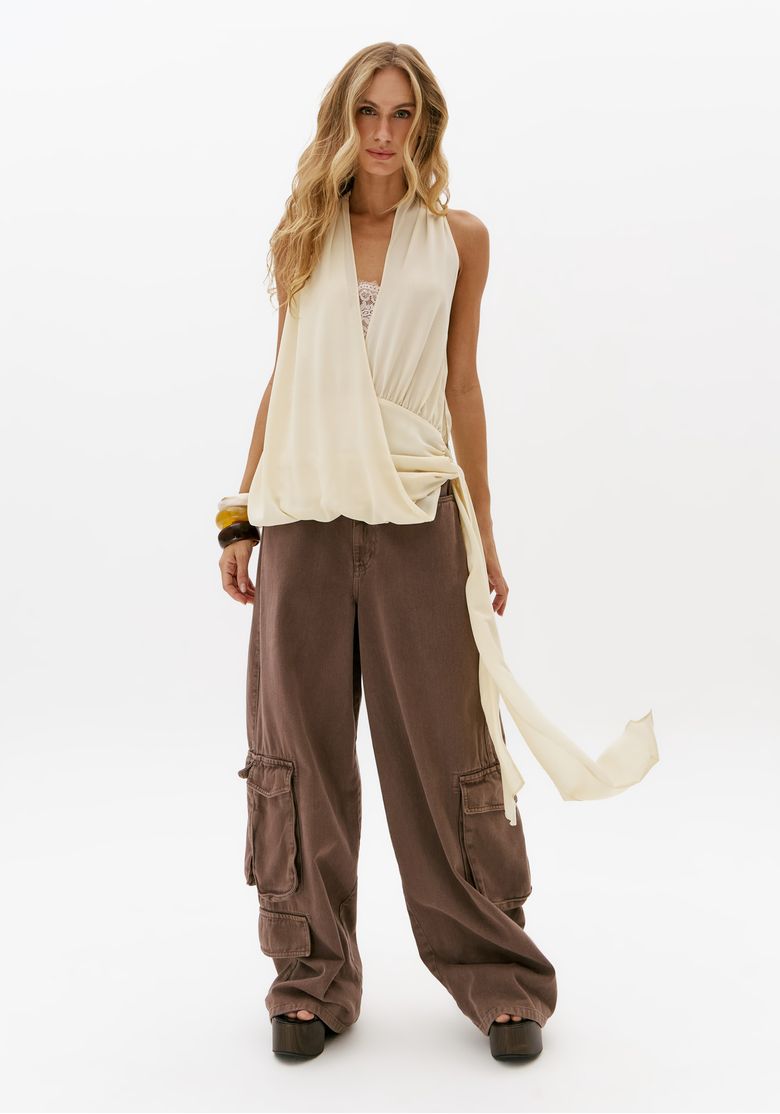 Modelo usando calça de sarja super baggy marrom feminina com bolsos cargo laterais e cintura média em look casual de moda urbana