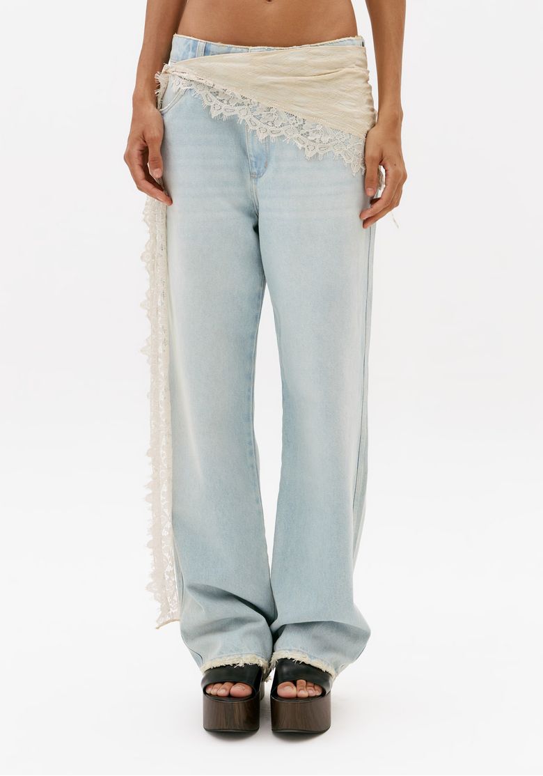 Close-frontal-de-calca-jeans-reta-azul-claro-feminina-com-lenco-sobreposto-em-renda-na-cintura-modelagem-ampla-e-comprimento-longo