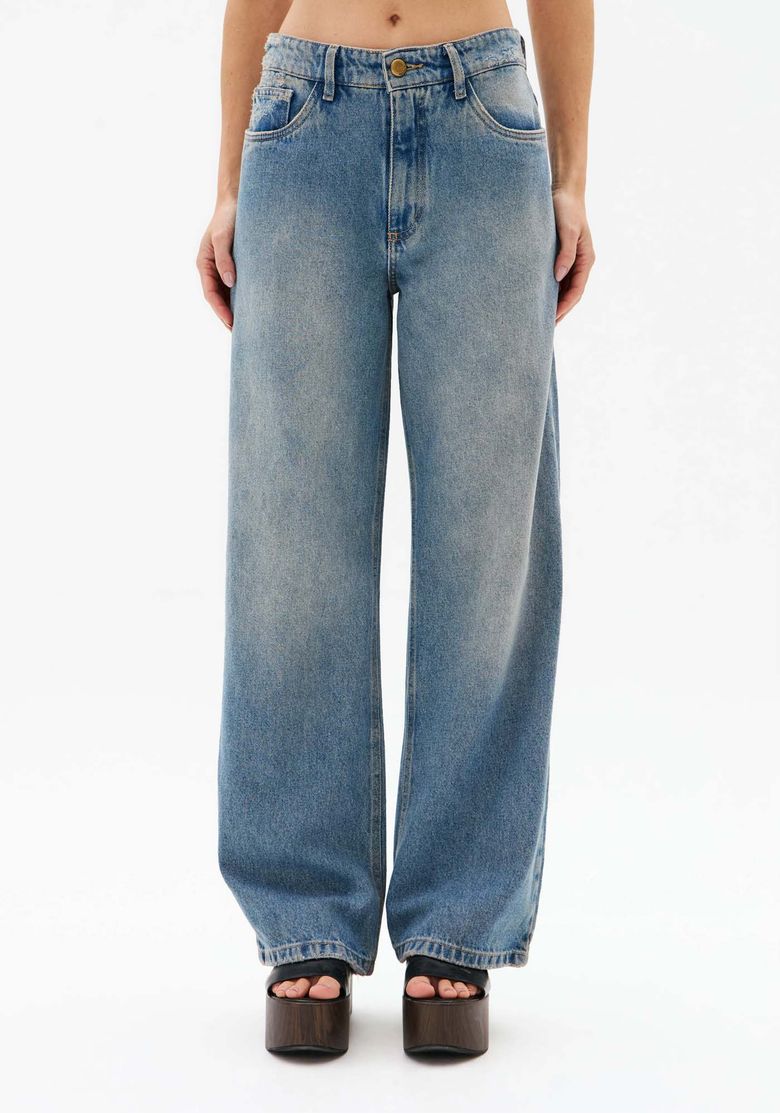 Calça jeans x-boyfriend azul feminina vista frontal, cintura média, pernas amplas e lavagem estonada em denim
