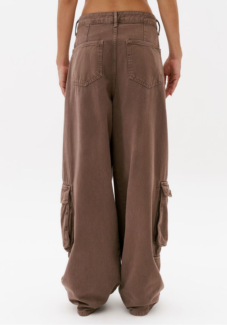 Vista traseira da calça de sarja super baggy marrom feminina com bolsos posteriores e modelagem ampla