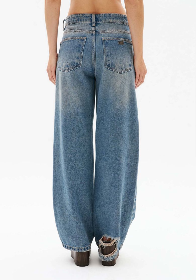 Calça jeans x-boyfriend azul feminina vista traseira, bolsos posteriores e modelagem ampla em denim