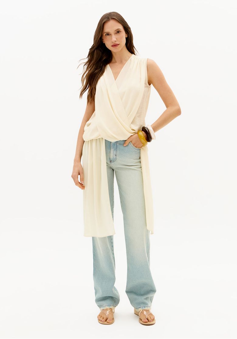 Modelo-usando-calca-jeans-reta-slim-feminina-azul-claro-com-cintura-media-e-top-off-white-em-look-casual-elegante