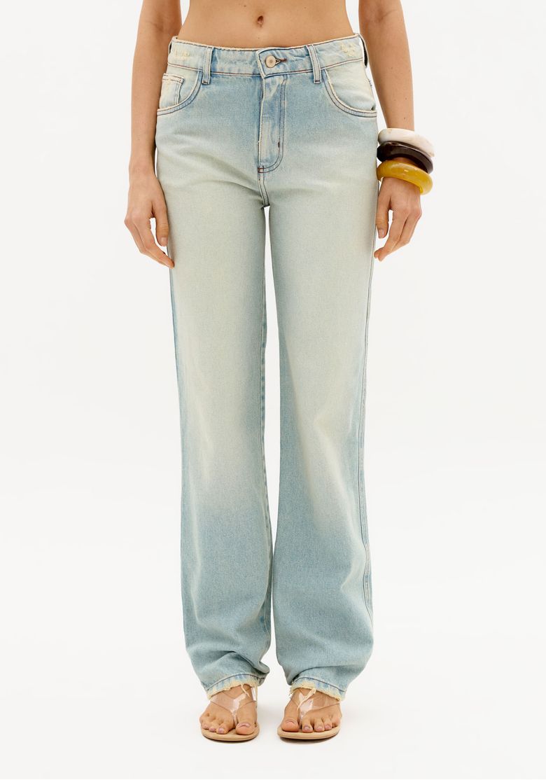 Vista-frontal-da-calca-jeans-reta-slim-feminina-azul-claro-com-lavagem-clara-cintura-media-e-comprimento-longo