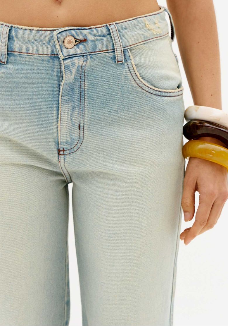 Close-da-cintura-da-calca-jeans-reta-slim-azul-claro-com-botao-frontal-passantes-e-bolso-frontal-funcional