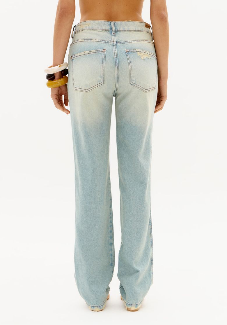 Vista-traseira-da-calca-jeans-reta-slim-feminina-azul-claro-com-bolsos-posteriores-e-modelagem-reta-alongada