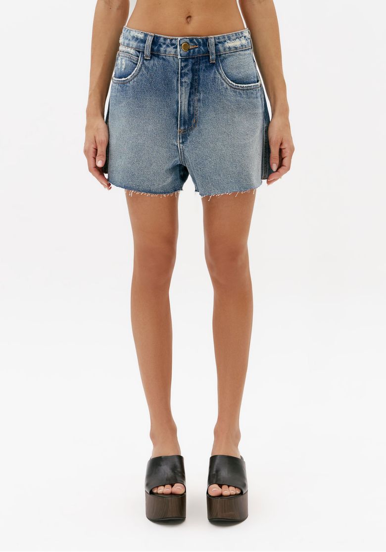 Vista-frontal-do-short-jeans-feminino-azul-relaxed-de-cintura-media-com-bolsos-frontais-e-barra-desfiada