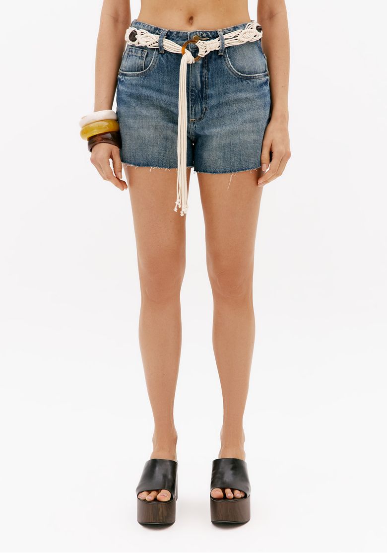 Vista frontal do short jeans azul feminino curto com cintura média, barra desfiada e cinto artesanal de cordão