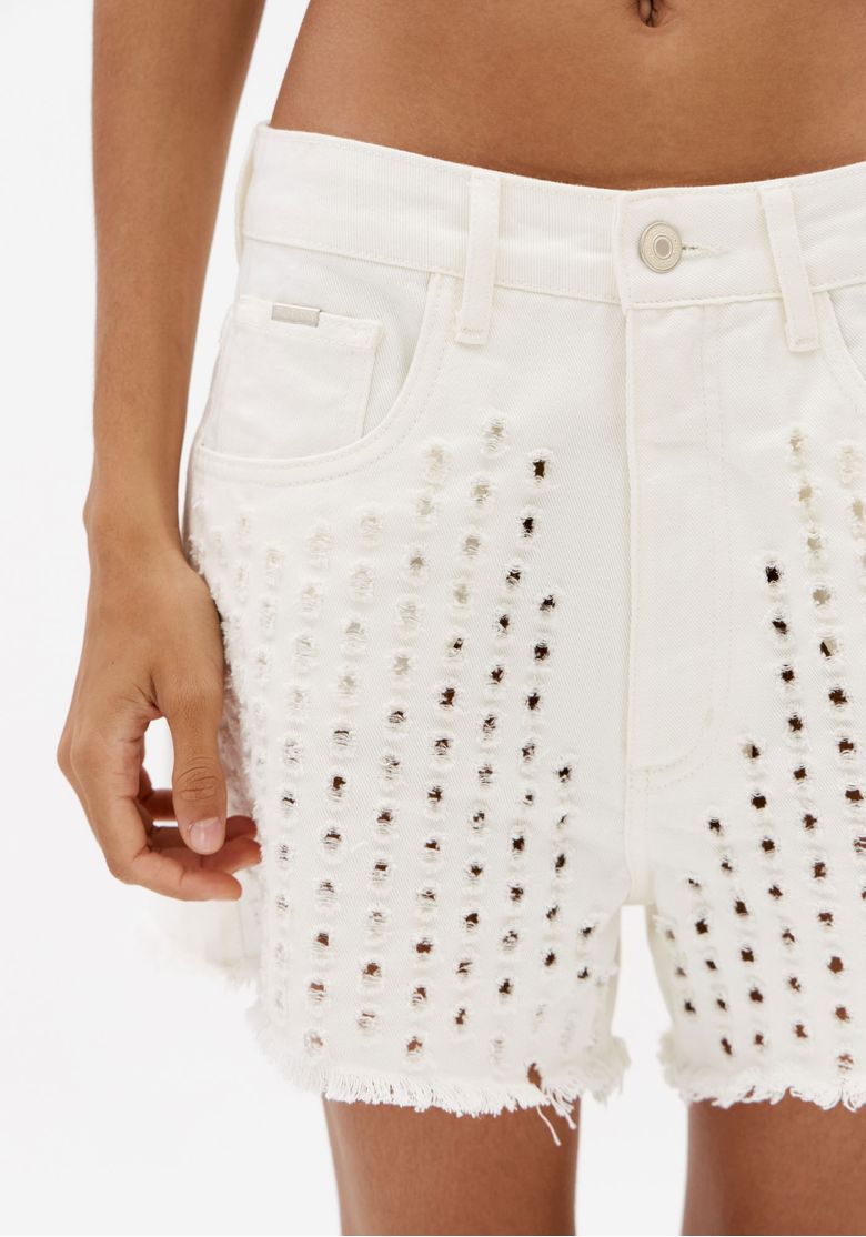Close-do-short-de-sarja-feminino-off-white-com-botao-frontal-passantes-no-cos-bolsos-funcionais-e-recortes-vazados-desfiados