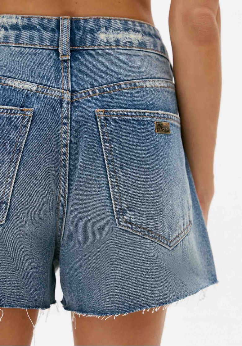 Close-nas-costas-do-short-jeans-azul-com-bolso-traseiro-passantes-no-cos-e-acabamento-desfiado-na-barra