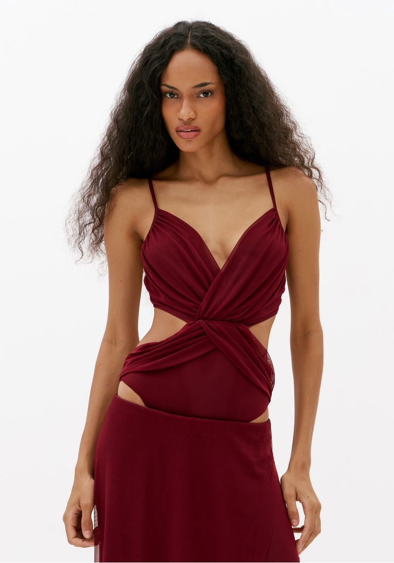 Modelo-usando-body-feminino-bordo-em-tule-com-decote-transpassado-em-V-alcas-finas-e-recortes-laterais-vista-frontal