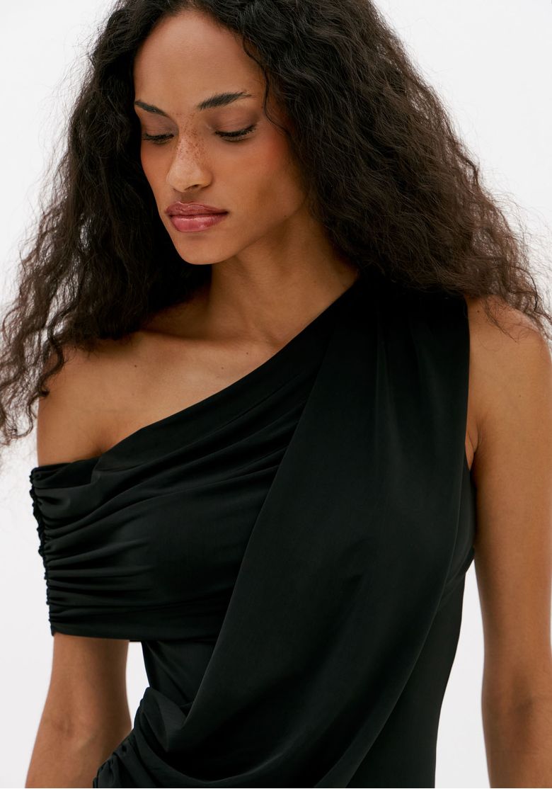 Close-do-body-preto-assimetrico-feminino-com-decote-ombro-unico-drapeados-e-sobreposicao-em-malha-pesada-ideal-para-looks-noturnos-elegantes