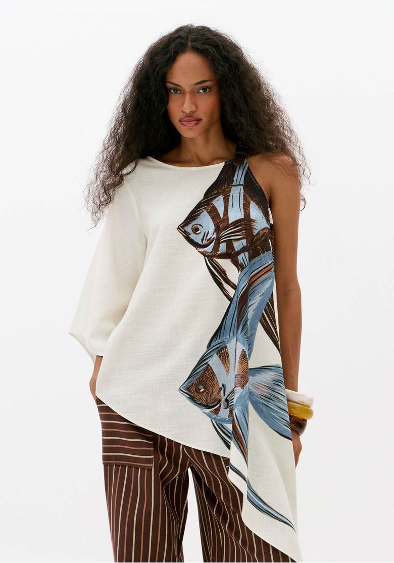 Blusa feminina um ombro só branca com manga ampla e barra assimétrica, estampa artística localizada em tons de azul e marrom