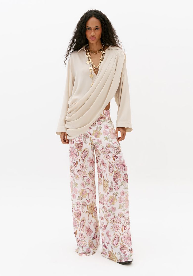Blusa-feminina-off-white-manga-longa-com-decote-em-V-e-sobreposicao-drapeada-look-completo-com-calca-pantalona-estampada