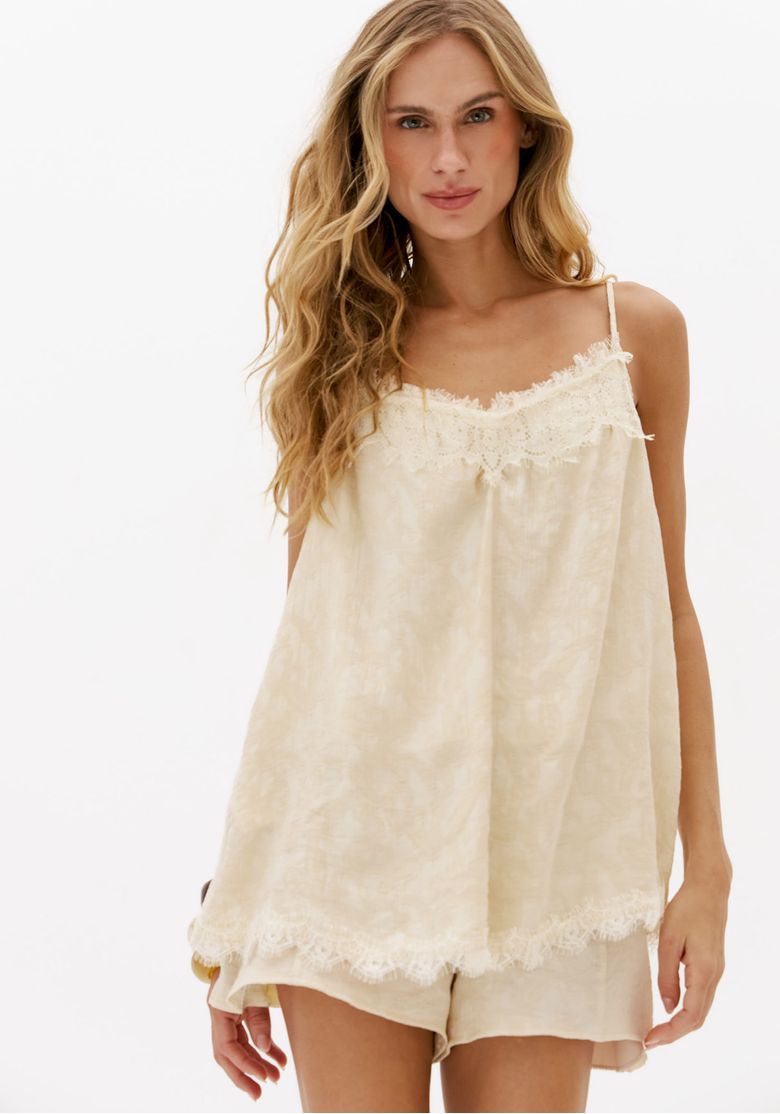 Blusa-feminina-off-white-com-alcas-finas-e-renda-delicada-frente-da-peca-com-modelagem-solta-e-visual-romantico