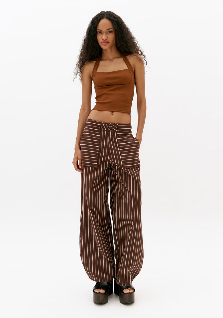 Look-feminino-com-blusa-corset-canelada-marrom-cropped-e-calca-listrada-de-cintura-baixa