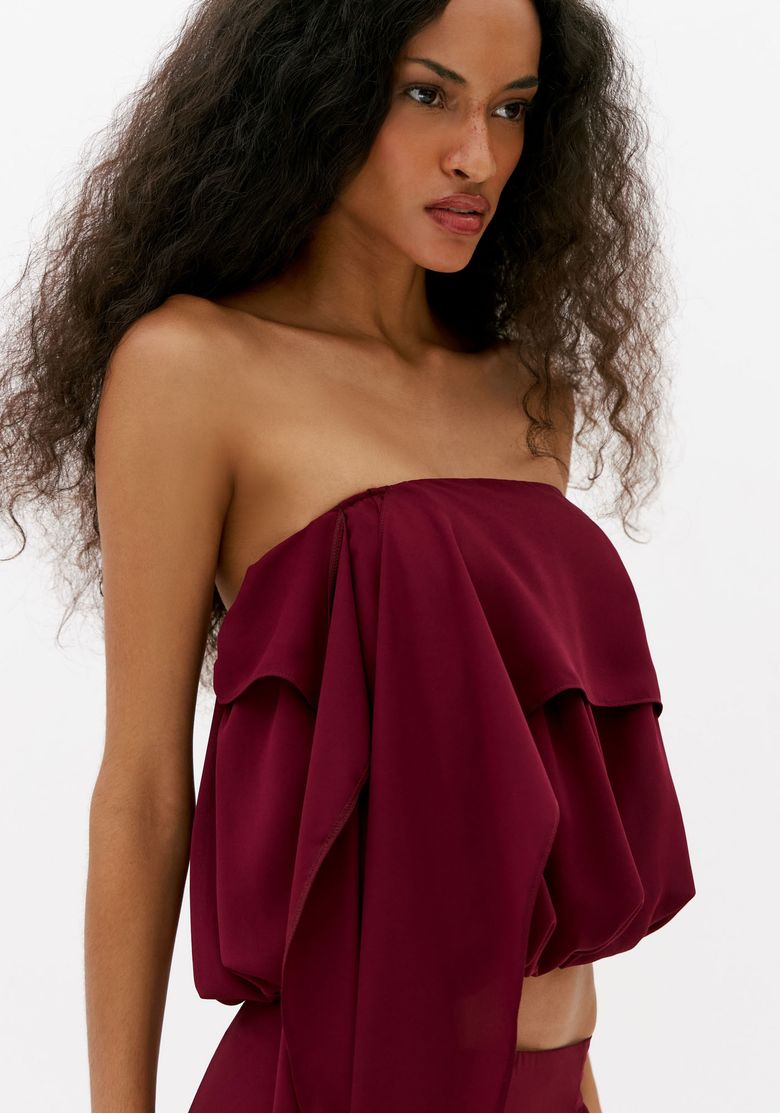 Close-de-blusa-bordo-cropped-feminina-com-sobreposicao-fluida-sem-mangas-e-design-sofisticado-para-noite