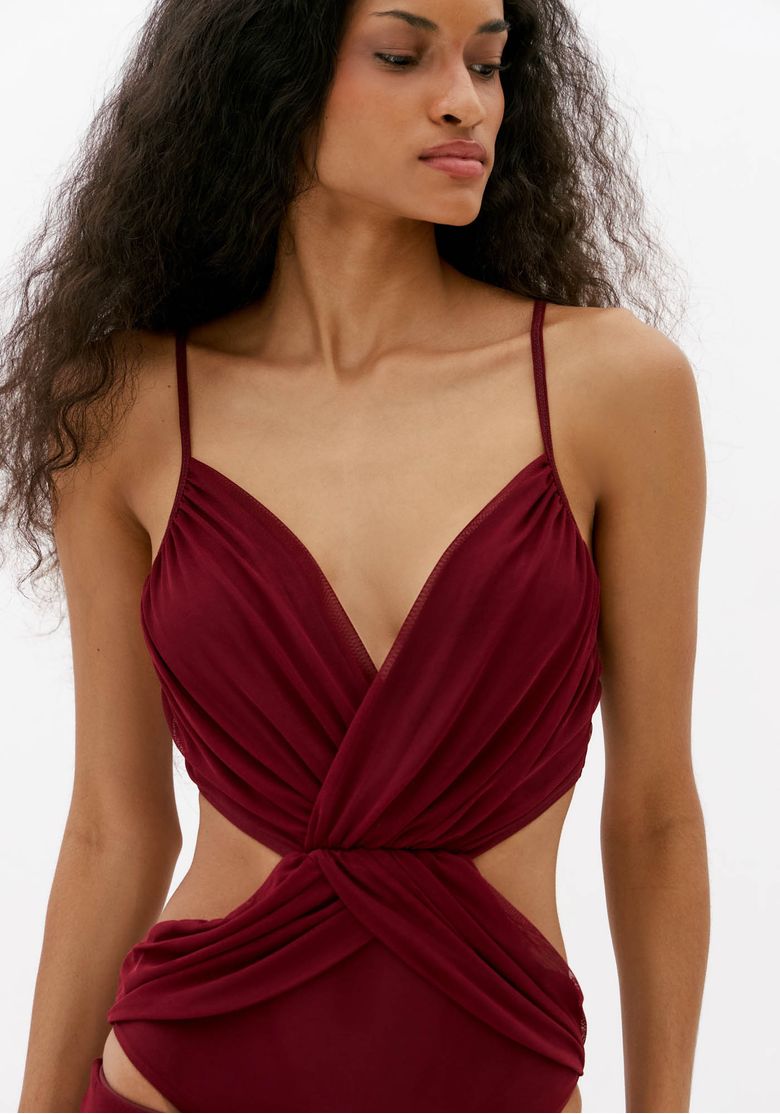 Close-do-body-feminino-vinho-em-tule-com-drapeado-frontal-decote-profundo-em-V-e-alcas-finas