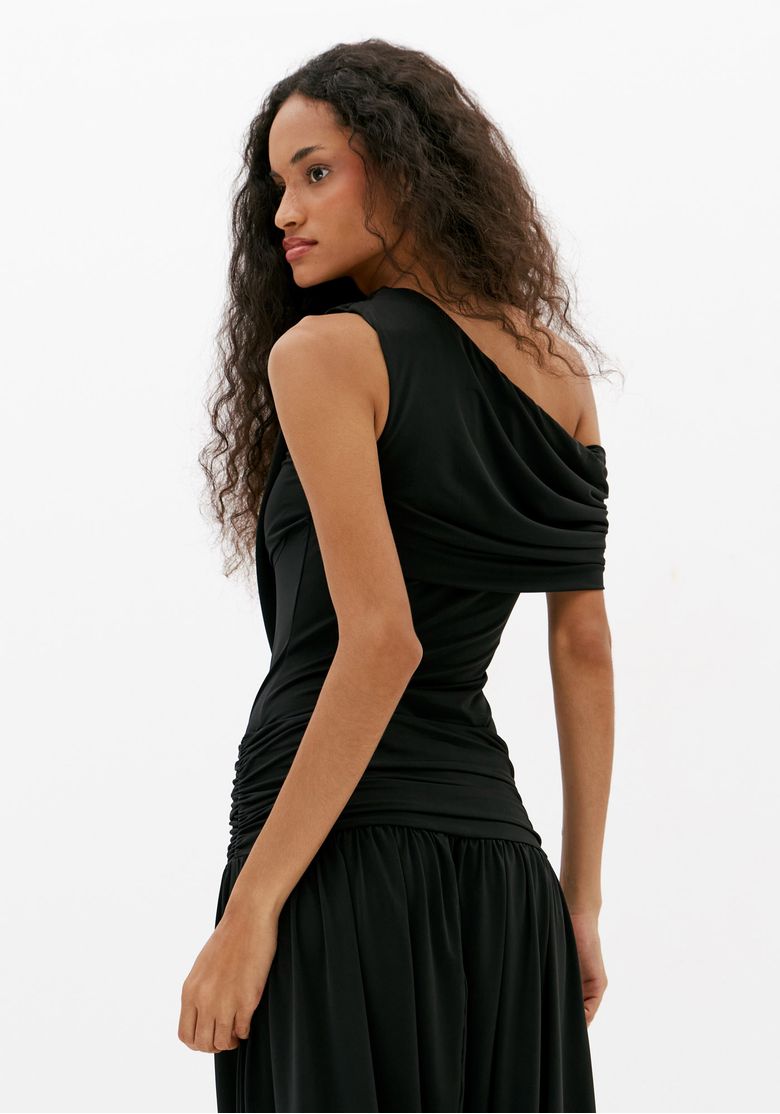 Vista-posterior-do-body-preto-de-um-ombro-so-em-malha-com-caimento-ajustado-e-detalhe-assimetrico-nas-costas