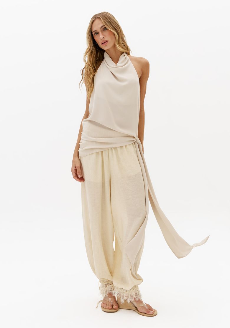 Look-completo-com-blusa-assimetrica-frente-unica-off-white-e-calca-ampla-clara-em-producao-casual-elegante