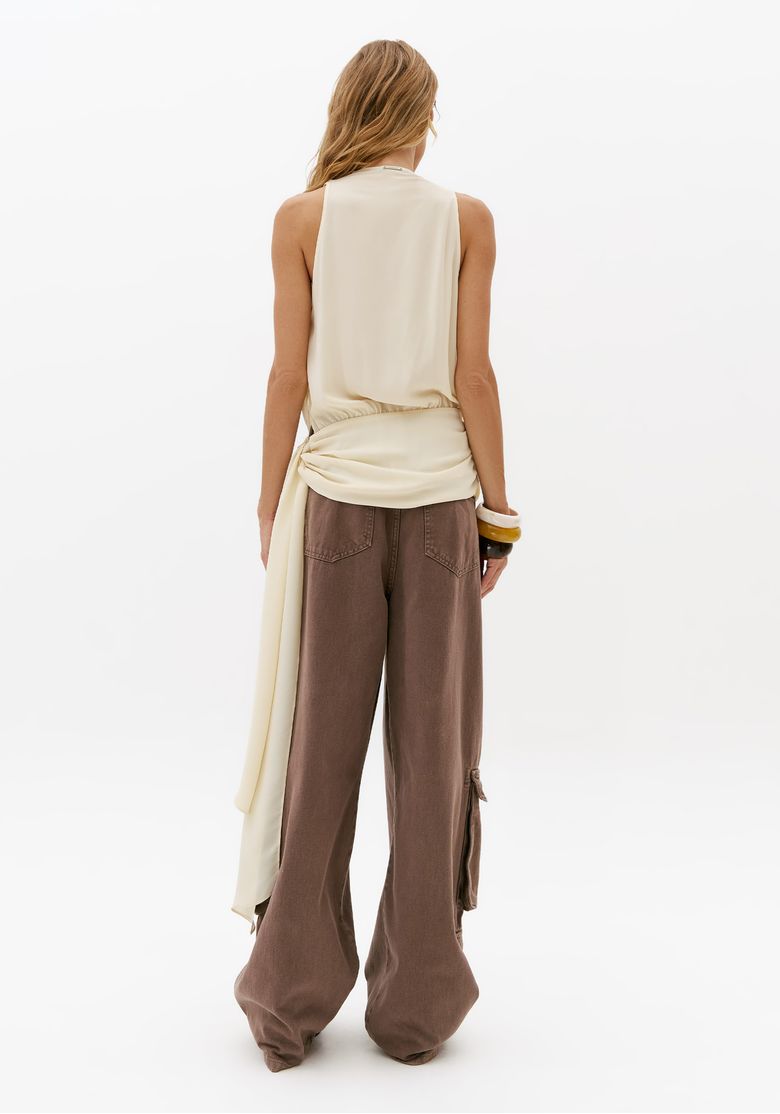 Blusa-feminina-off-white-transpassada-vista-costas-sem-mangas-com-faixa-lateral-longa-e-caimento-solto
