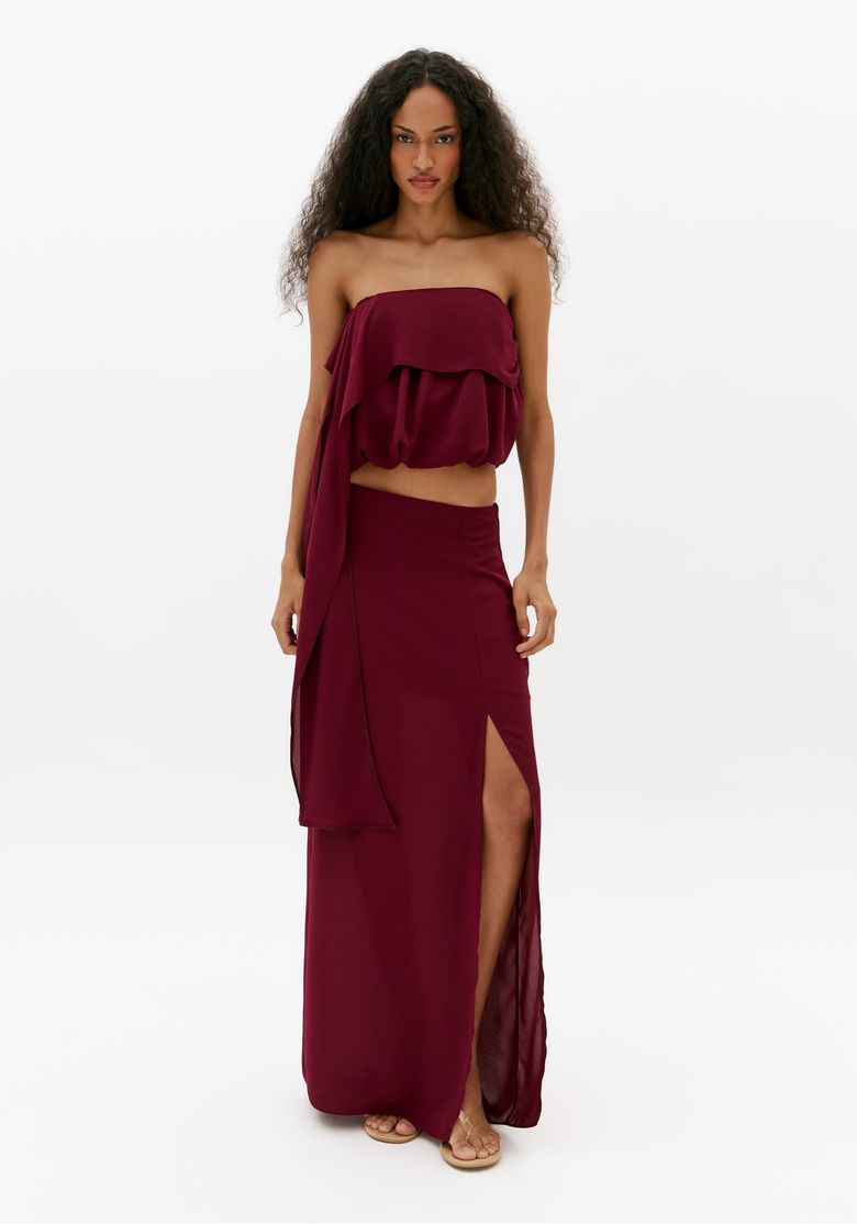 Look-completo-com-blusa-cropped-bordo-assimetrica-e-saia-longa-com-fenda-ideal-para-festa-e-eventos-noturnos