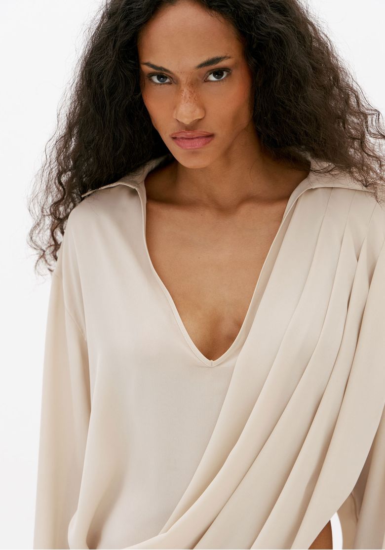 Close-frontal-da-blusa-feminina-manga-longa-off-white-com-decote-em-V-profundo-e-caimento-fluido