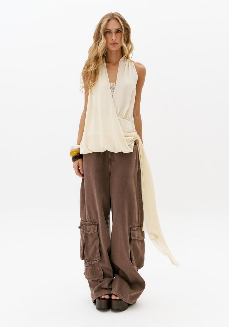 Look-completo-com-blusa-transpassada-off-white-com-renda-e-calca-marrom-ampla-de-estilo-fashion