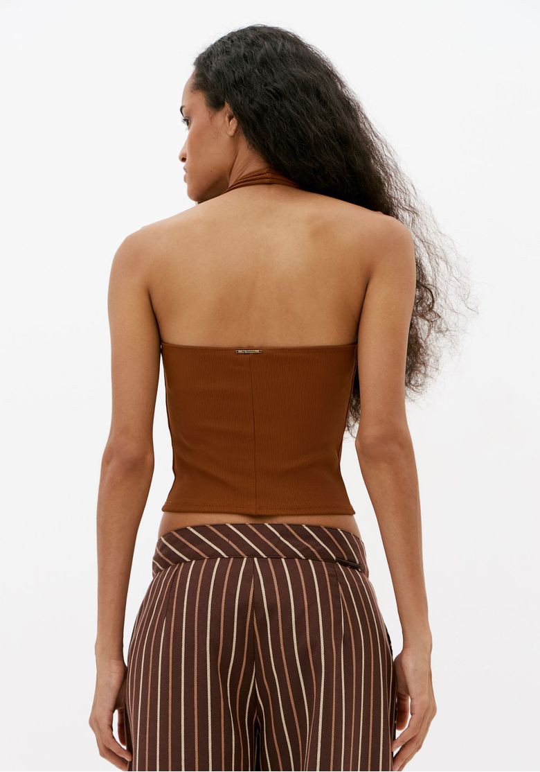 Vista-traseira-da-blusa-corset-canelada-marrom-com-costas-abertas-e-fechamento-traseiro-discreto