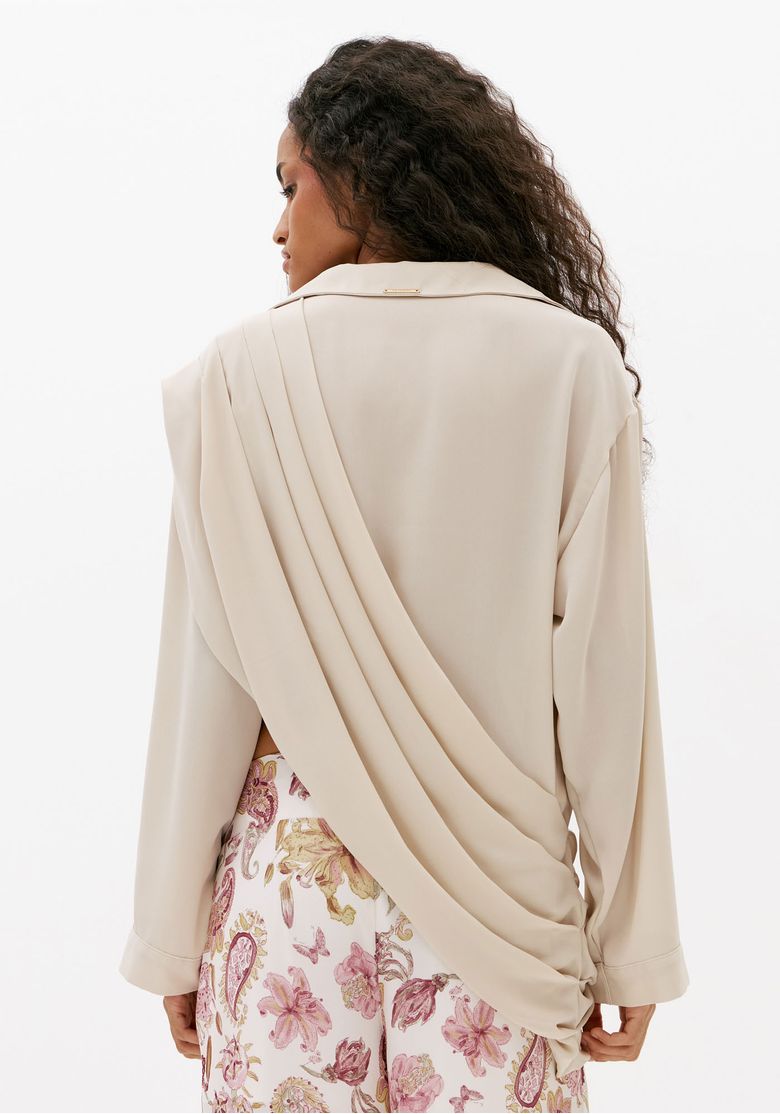 Vista-traseira-da-blusa-feminina-off-white-com-sobreposicao-drapeada-nas-costas-e-manga-longa-ampla