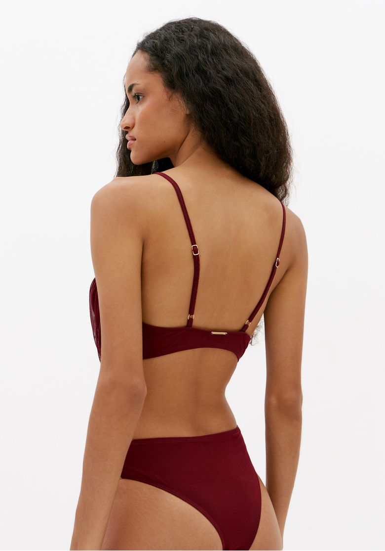 Vista-traseira-do-body-feminino-bordo-com-alcas-finas-regulaveis-costas-abertas-e-calcinha-de-corte-alto