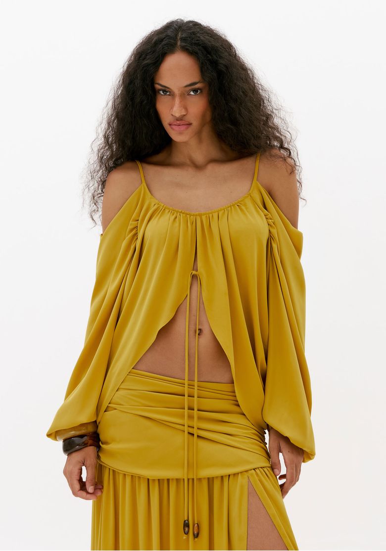 Blusa-feminina-amarela-manga-longa-com-ombros-vazados-decote-U-franzido-e-abertura-frontal-em-foto-de-estudio