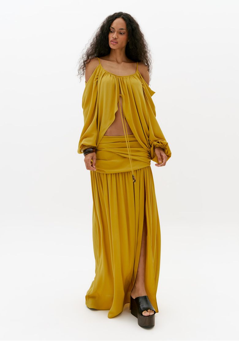 Look-completo-com-blusa-amarela-fluida-de-manga-longa-e-saia-longa-drapeada-com-fenda-acompanhado-de-sandalia-plataforma-preta