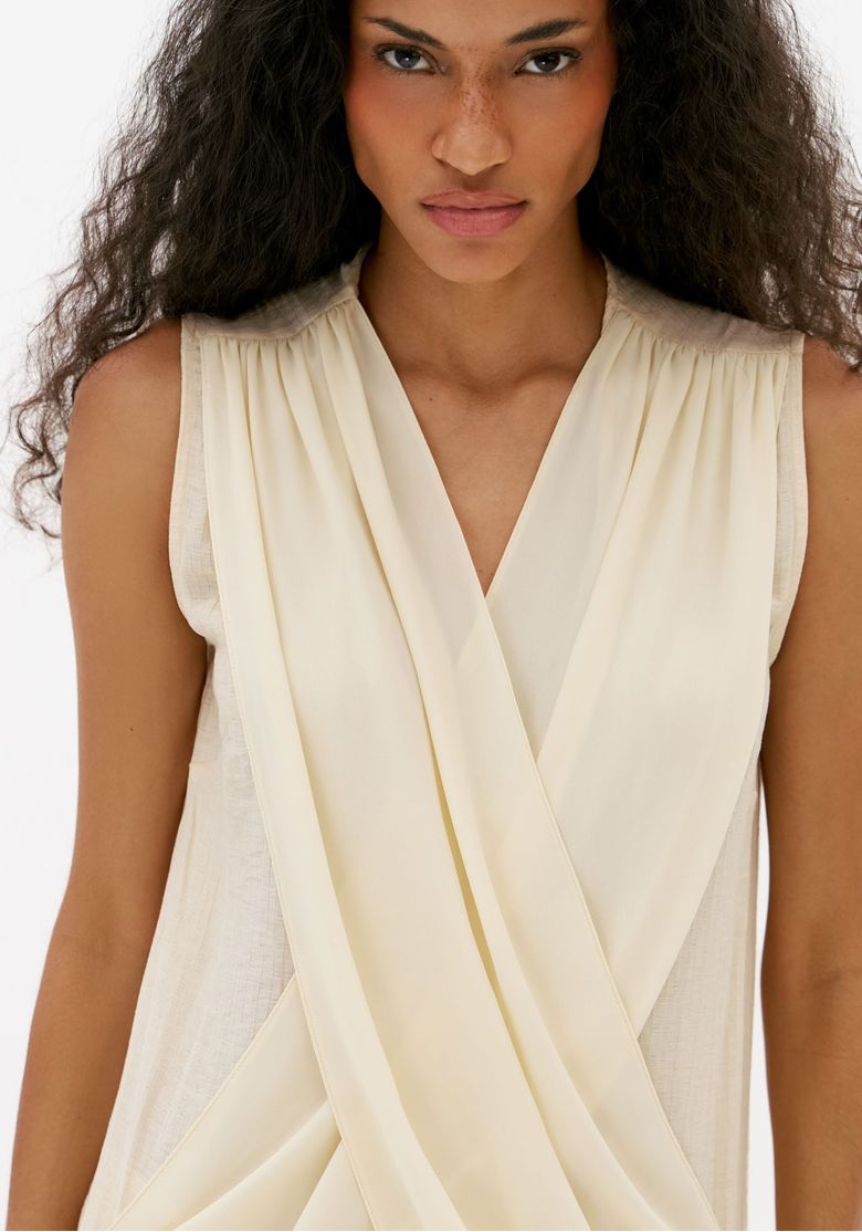 Blusa-feminina-off-white-com-drapeado-frontal-e-decote-em-V-detalhe-frontal-da-modelagem-solta