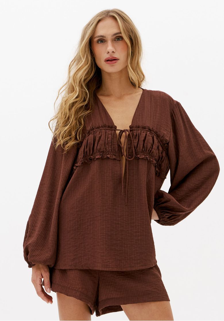 Blusa feminina marrom ampla de manga longa com pala franzida, babados frontais e modelagem solta