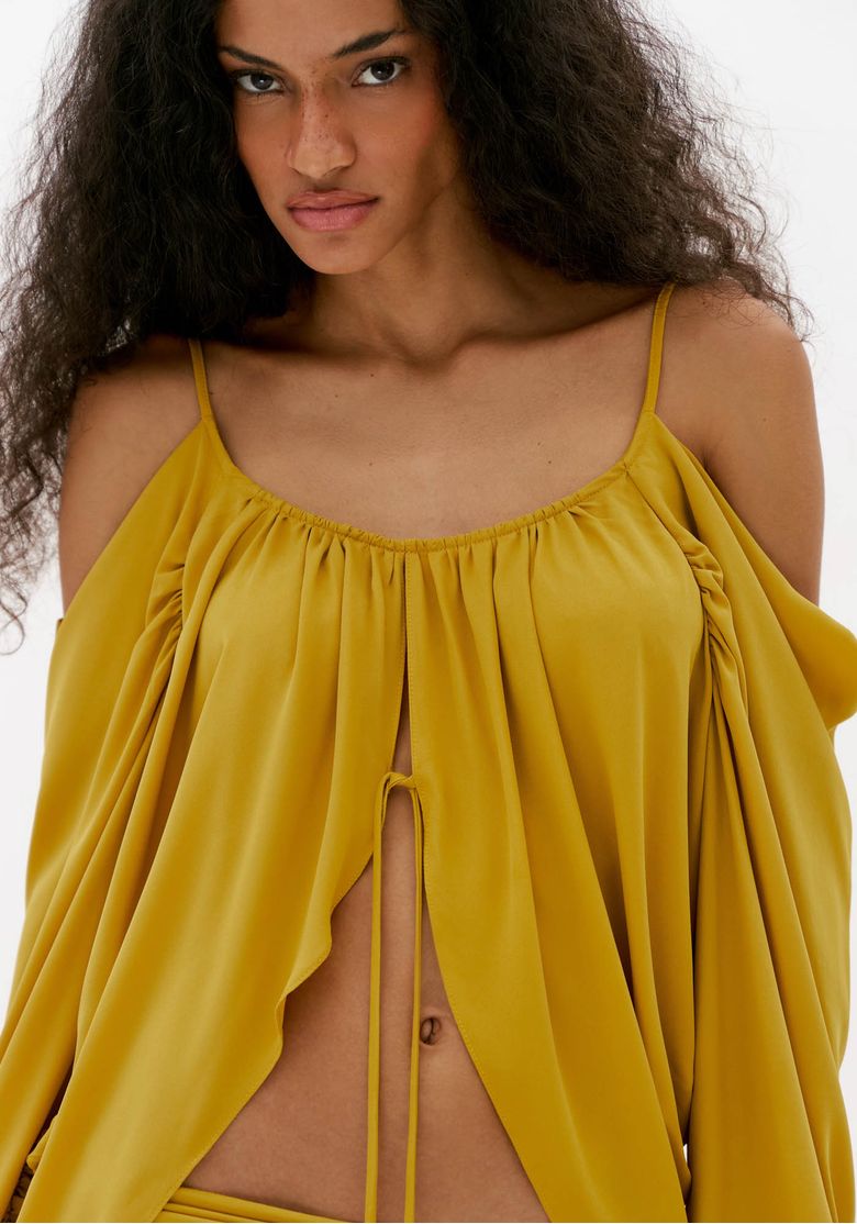 Close-da-blusa-feminina-amarela-com-franzidos-no-decote-alcas-finas-e-amarracao-frontal-delicada
