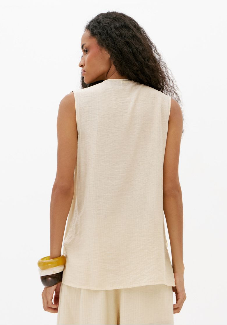 Blusa-feminina-off-white-sem-mangas-vista-costas-modelagem-solta-e-comprimento-medio