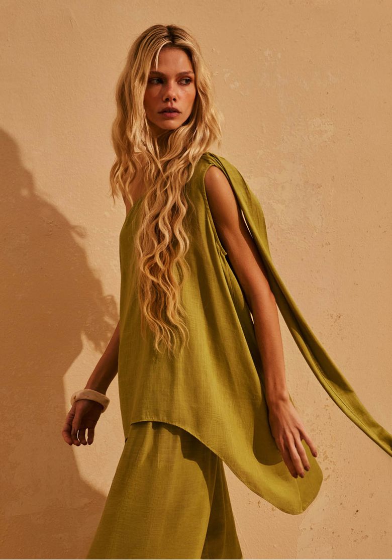 Modelo-usando-blusa-assimetrica-verde-com-linho-e-barra-assimetrica-em-look-feminino-elegante