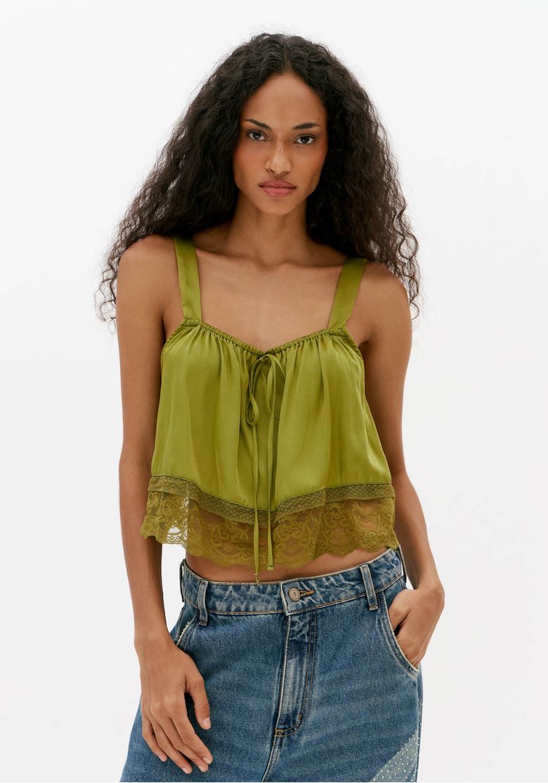 Blusa-cropped-verde-feminina-com-alcas-largas-decote-U-franzido-e-detalhe-de-renda-transparente-na-barra