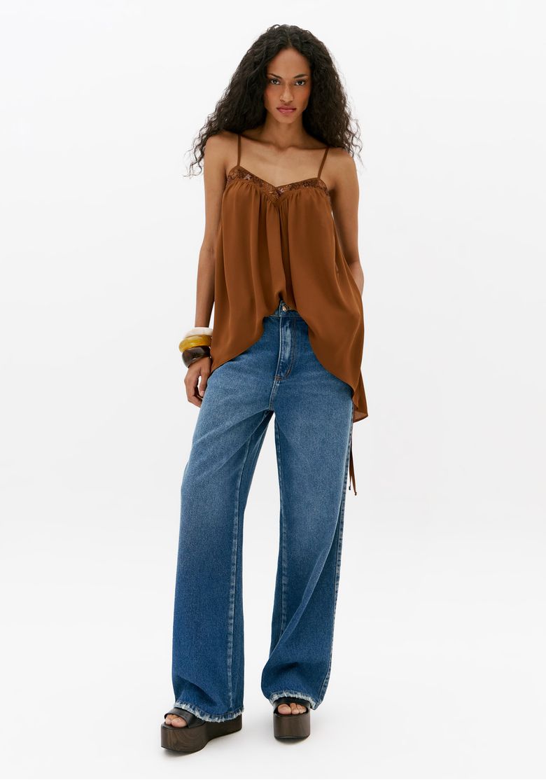 Look completo com blusa alongada marrom fluida de alcinha e calça jeans wide leg