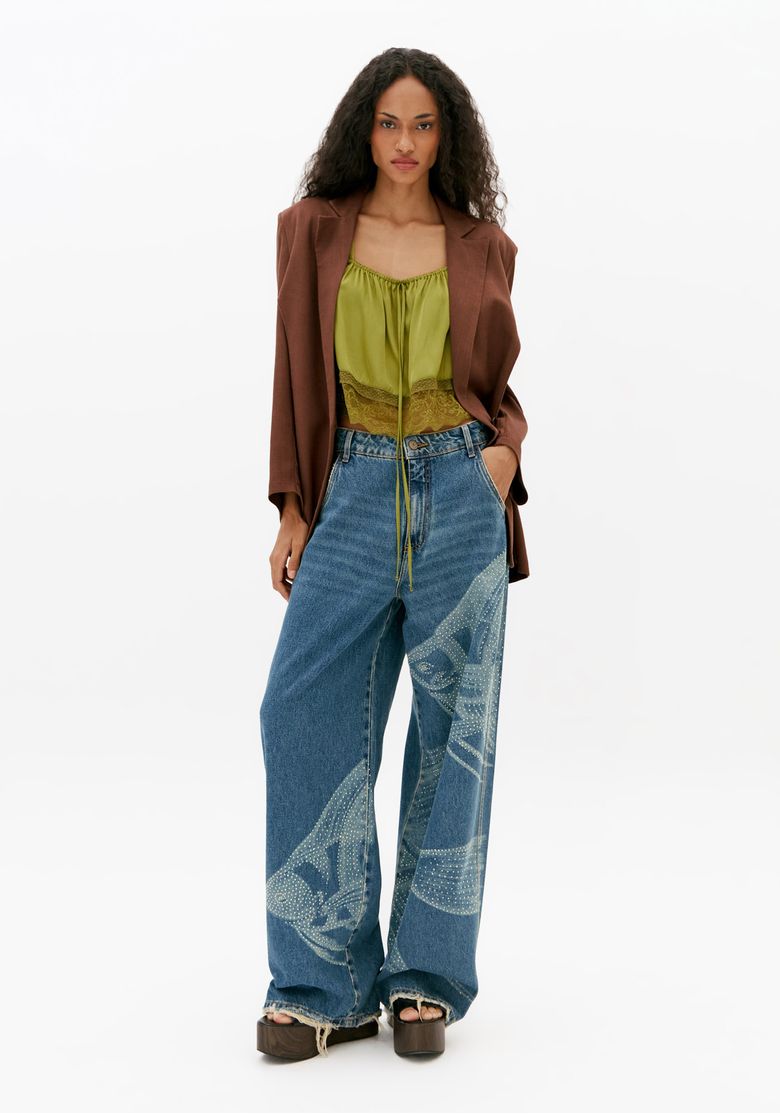 Look-completo-com-blusa-cropped-verde-com-renda-blazer-marrom-e-calca-jeans-ampla-feminina