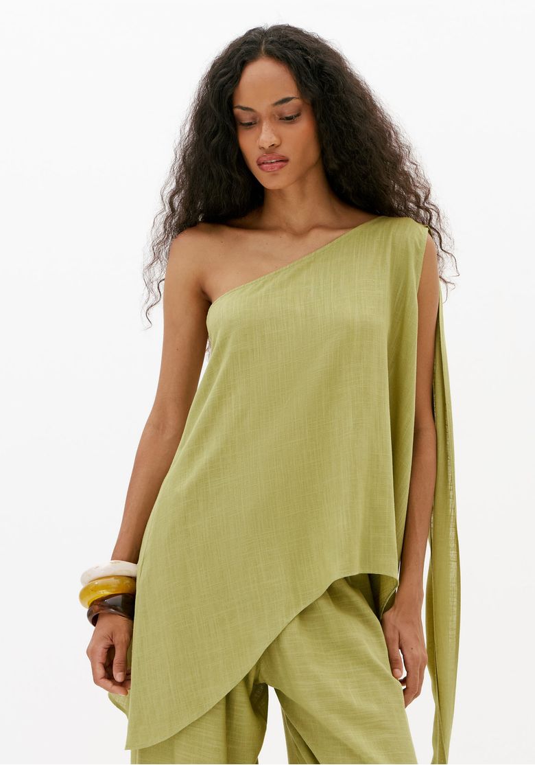 Vista-frontal-da-blusa-feminina-verde-assimetrica-com-caimento-solto-e-comprimento-alongado