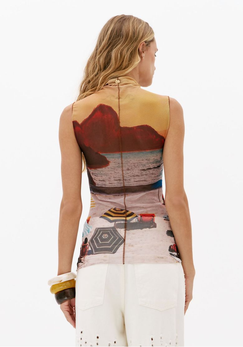 Vista traseira da blusa feminina de tule estampada sem manga com gola alta, modelagem justa e comprimento curto