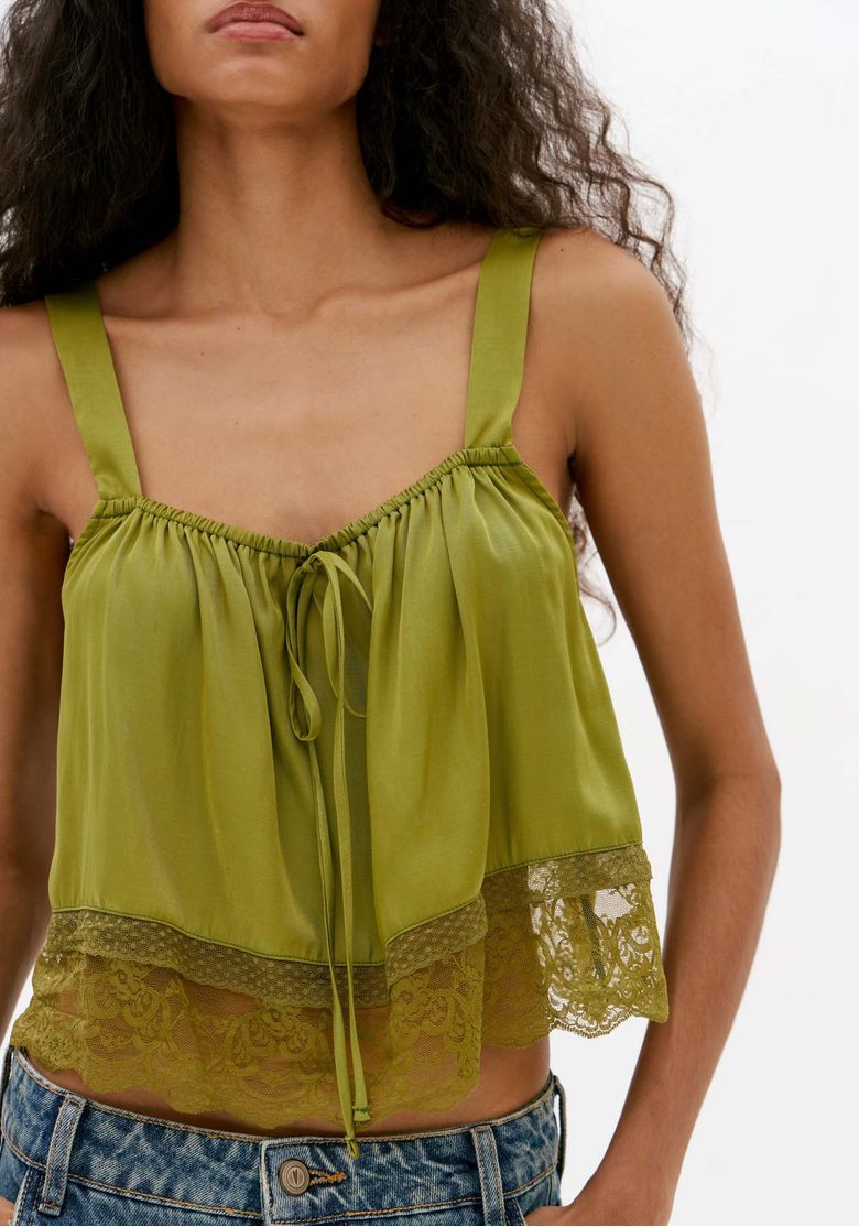 Close-da-blusa-cropped-verde-de-alca-com-amarracao-frontal-e-barra-com-renda-delicada