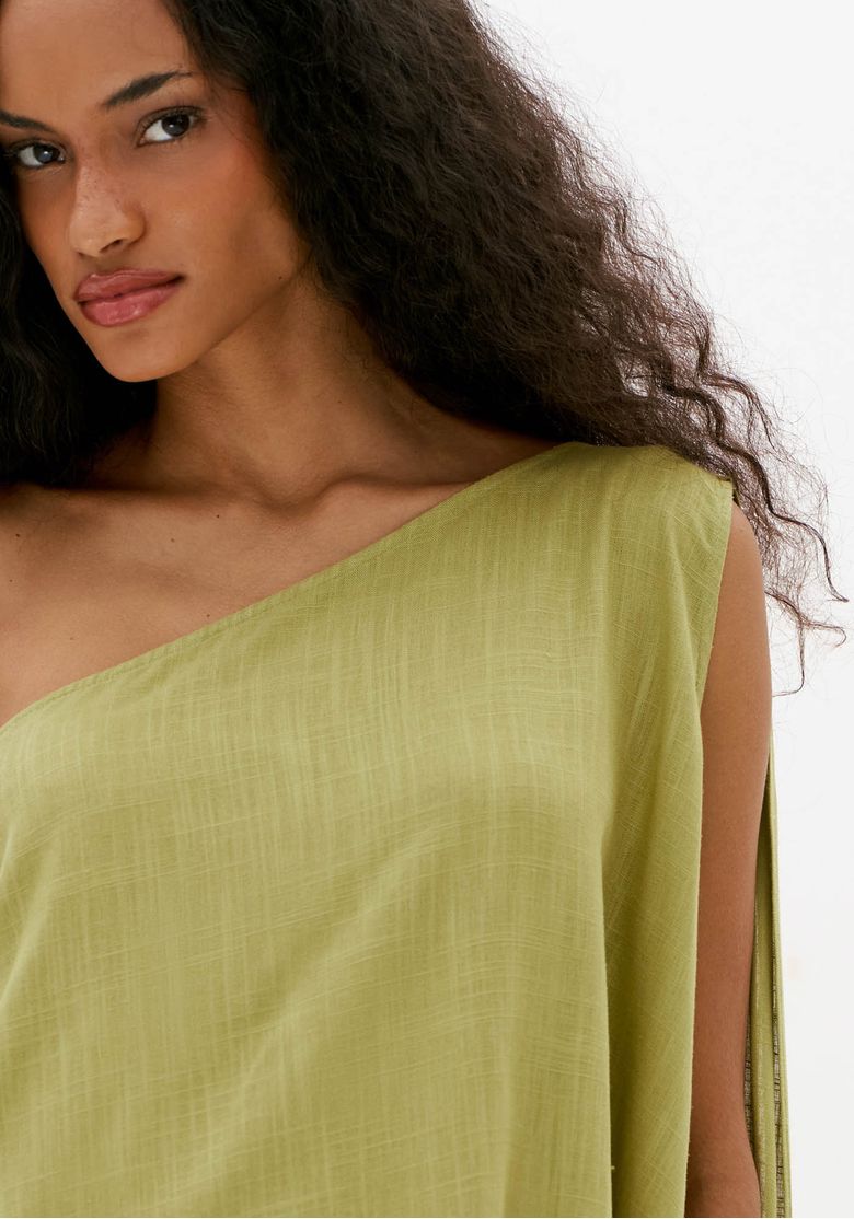 Close-da-parte-superior-da-blusa-verde-de-um-ombro-so-em-tecido-leve-com-textura-suave