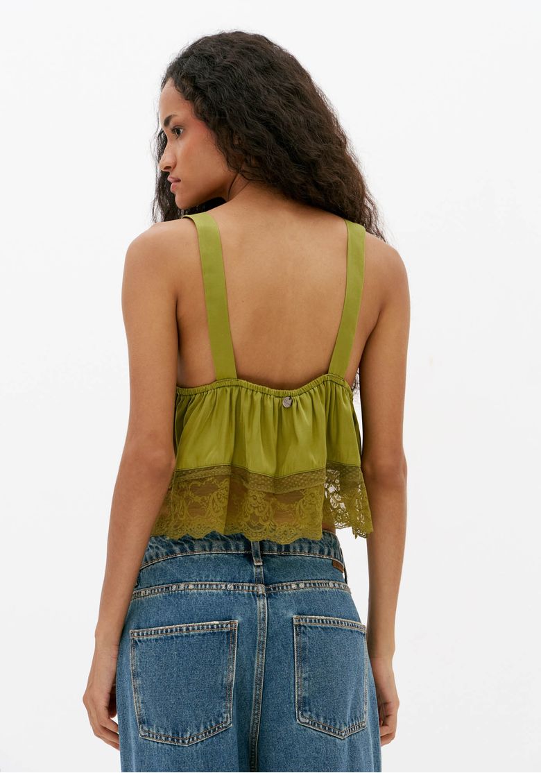 Vista-costas-da-blusa-cropped-verde-feminina-com-alcas-largas-e-barra-rendada