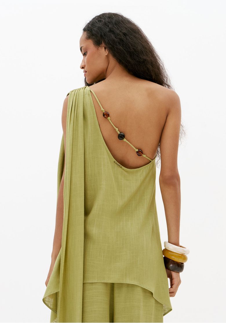 Vista-traseira-da-blusa-assimetrica-verde-com-costas-amplas-e-detalhe-decorativo-nas-costas