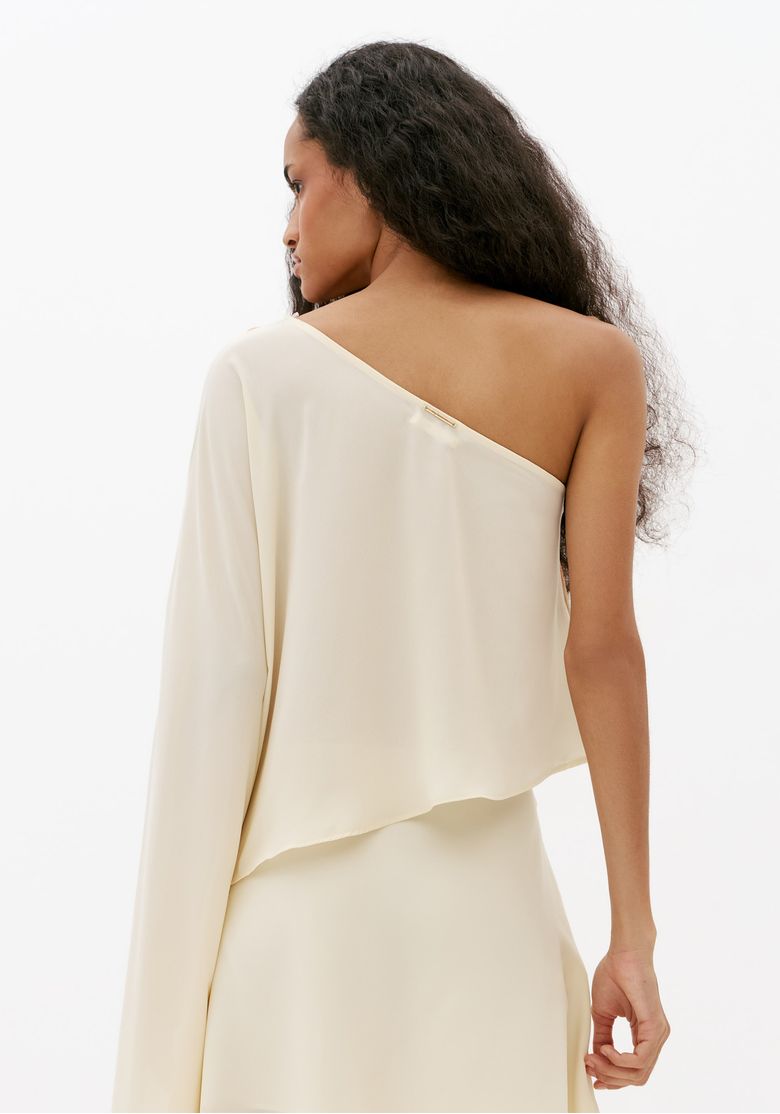 Vista-lateral-da-blusa-estampada-ombro-unico-com-manga-ampla-esvoacante-e-visual-sofisticado