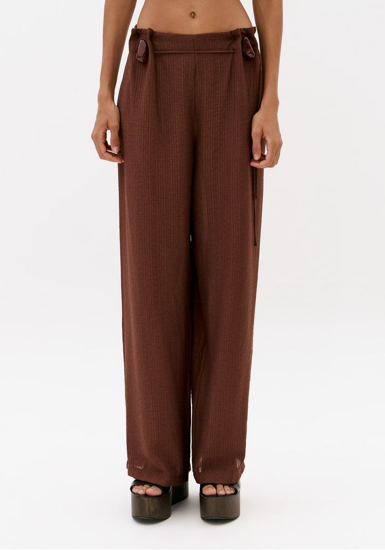 Vista frontal da calça pantalona marrom feminina full length com cintura média, textura discreta e caimento amplo