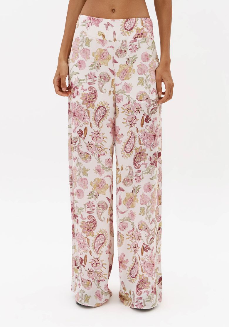 Vista-frontal-da-calca-full-length-feminina-estampada-floral-e-paisley-em-base-branca-com-caimento-amplo