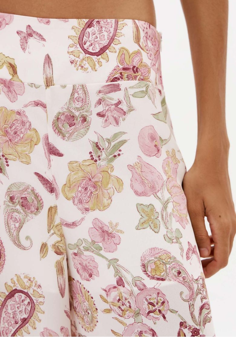 Close-da-estampa-floral-e-paisley-da-calca-feminina-branca-com-cintura-media-e-tecido-leve